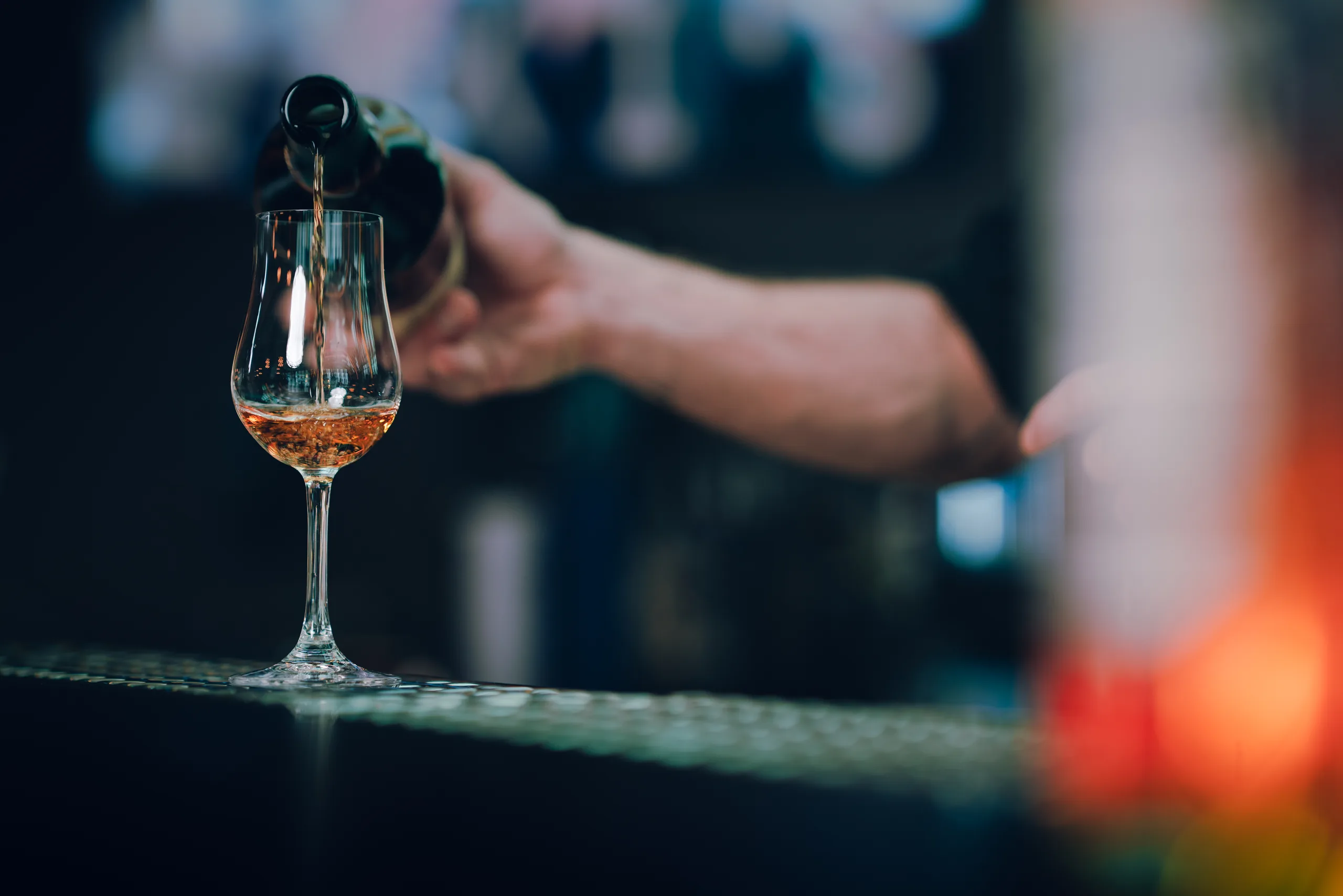 Sommelier schenkt Wein ein