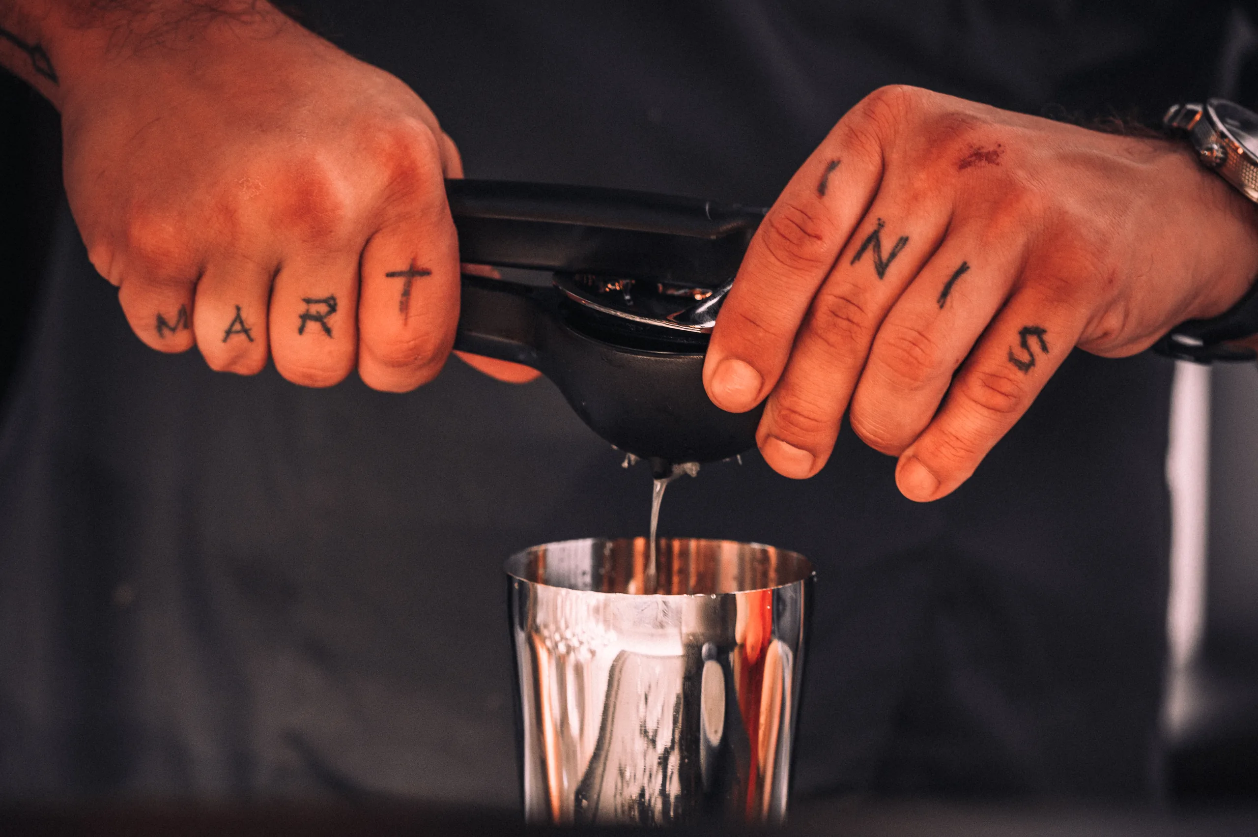 Barkeeper mixt Cocktails