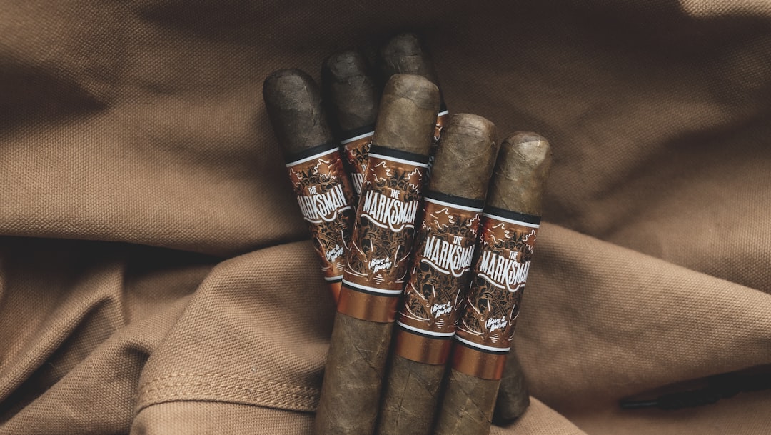 Premium Zigarren auf braunem Stoff